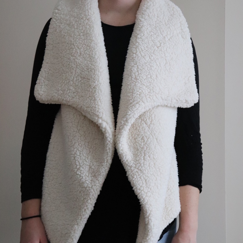 Faux Fur Vest - Picture 2 of 3